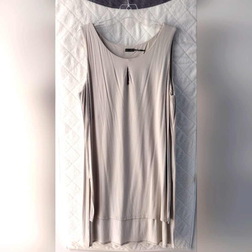 Stella Carakasi woman's sleeveless tunic. EUC. Size Medium.